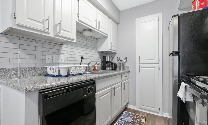 Brentwood Apartment | Modern Luxe 1B City Skyline View Near Downtown