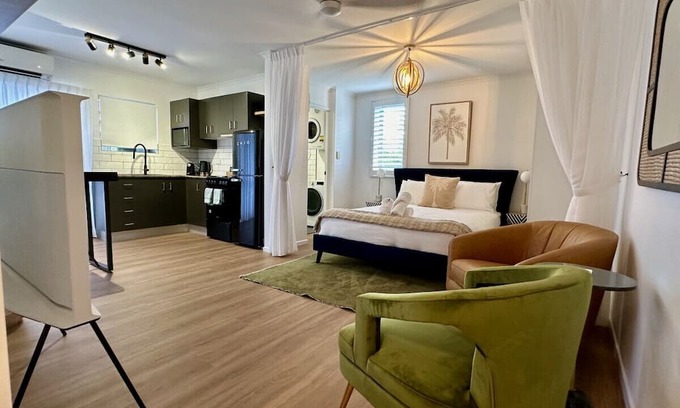 Edge Hill Apartment | Luxe Edge Hill Studio Villa