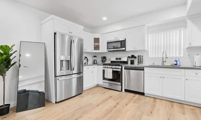 Compton House | Stylish New home Near DTLA, Disneyland, SOFI