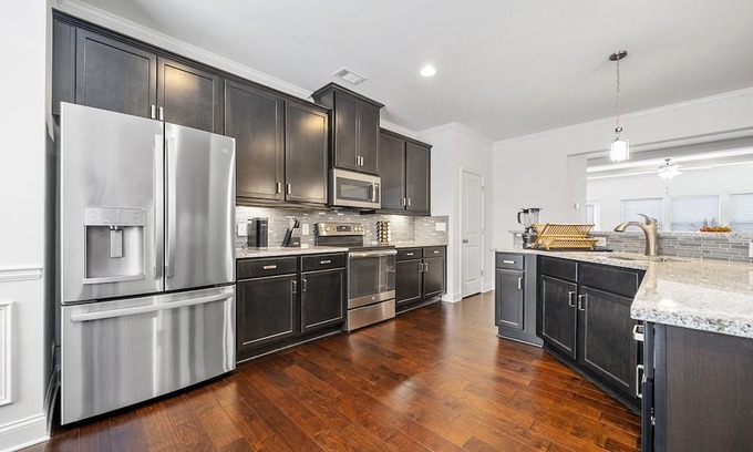 Cliftondale House | 3 Bedroom Fully Furnished Townhouse with Large Media Room and Large Rear Deck