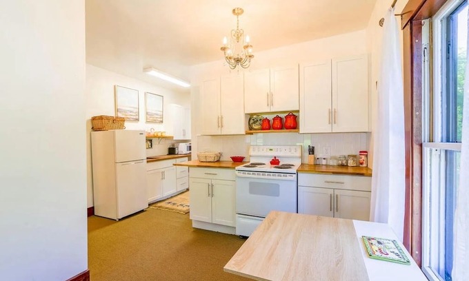 Friendship Apartment | Beautiful restored sunny Historic home in a quintessential Maine fishing village