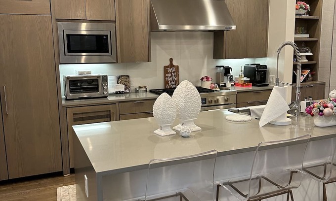 Park Cities House | Stunning Modern/Safe/Clean... 4 bed 4.5 bath 3700sq ft . Pool & game room.