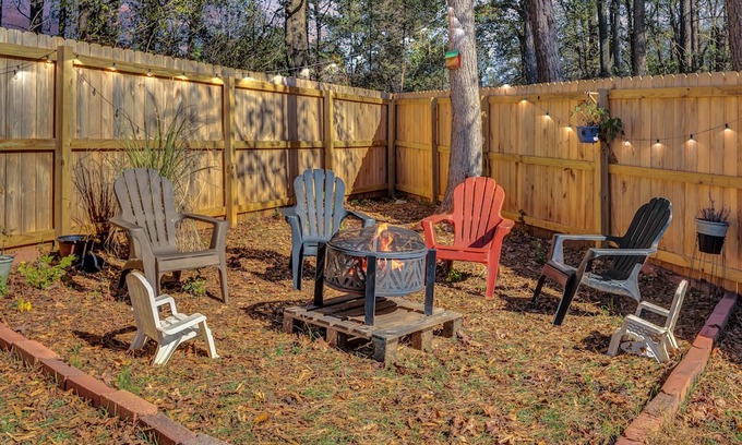 Hampton House | Sleeps 10 ~ King Bed ~ Firepit ~ Smart TV