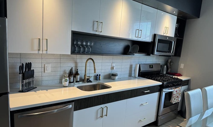 Orange Apartment | Cozy minimalist 2BR 2BA apt 30mins from NYC 15mins from airport & American Dream