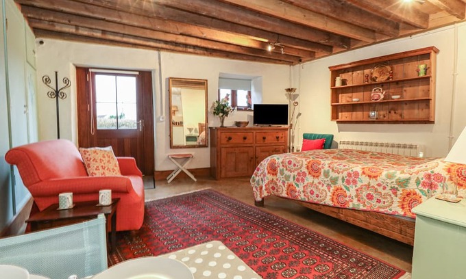 Sherborne Cottage | THE BRIDES ROOM, pet friendly in Sherborne