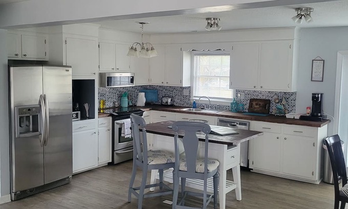 Goose Creek House | 2 Bedroom Retreat with Office and Gameroom