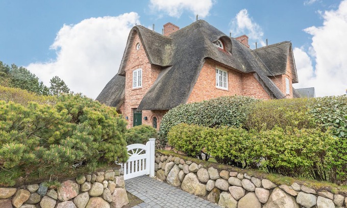 Kleinmorsum House | Reetgedeckte Doppelhaushälfte mit Eingewachsenem Garten in den Morsumer Wiesen