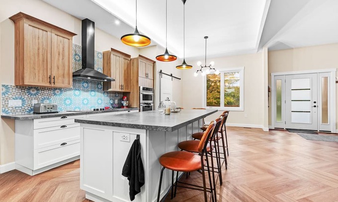 West Grey House | Markdale Farmhouse Retreat Upper Unit