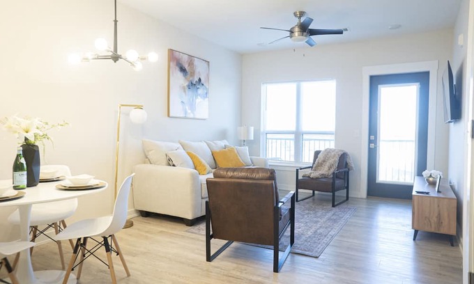 North Charlotte Apartment | New listing discount!! Brand new apartment in hip NoDa area. Amazing location!