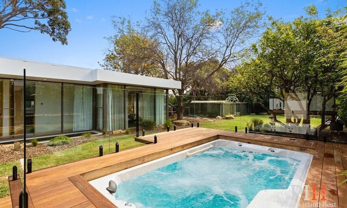 Rhyll House | 4 Br Family Oasis with 70s Vibe