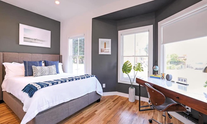 Santa Ana Apartment | ⁂10min-Airport⁂65"Smart Tv⁂DTSA⁂Self Check-In⁂AC⁂