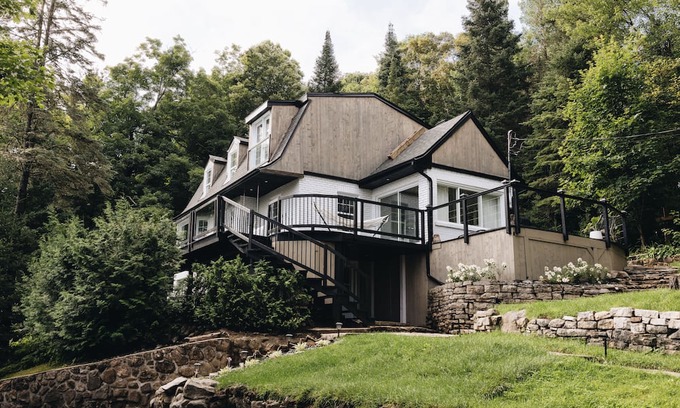 Val Morin Ski Chalet | Luxury Chalet in luarentides with Beautiful Views | HotTub | Sauna | Steam Room