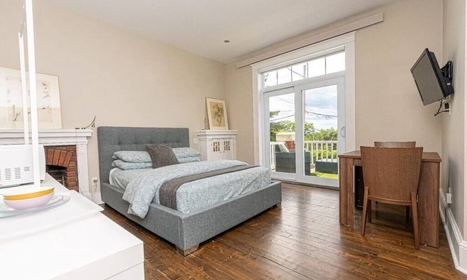 Desjardins Apartment | La Grande Vue - Private Bathroom and Terrace