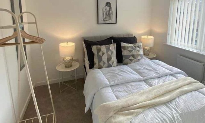 Newport House | Temper Mill (3 BR, Garden & FREE parking)