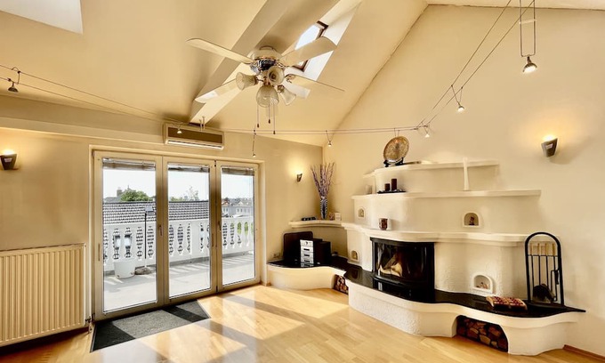 Wittau Apartment | Atemberaubendes Loft mit Pool + Balkon
