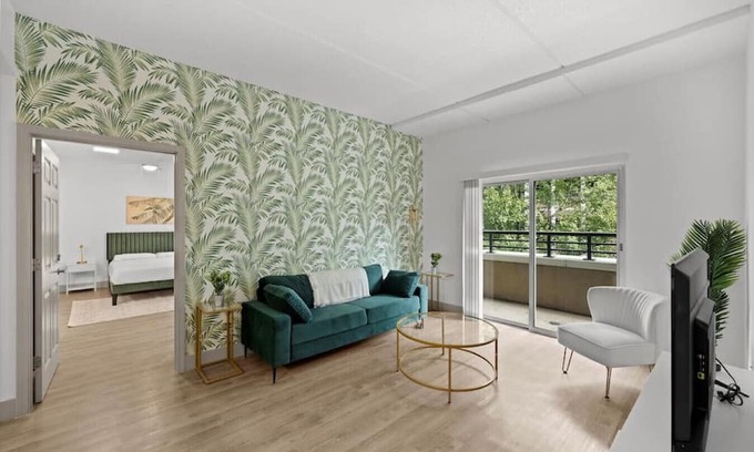 Charlotte Center City Apartment | Sunny Green Apt - Walk everywhere!