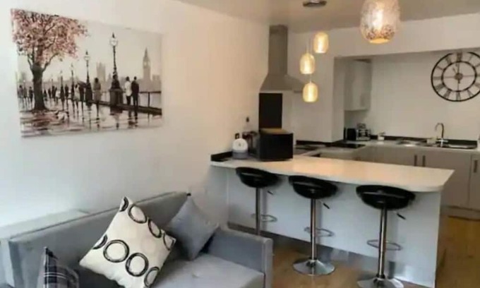 Leigh Apartment | Immaculate 2-Bed Apartment in Leigh