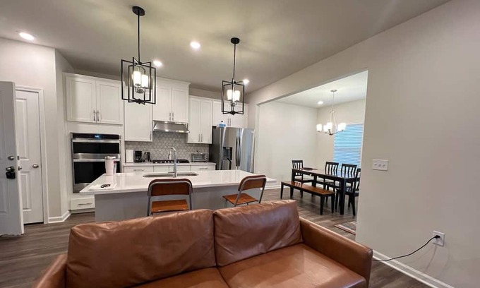 East Raleigh House | Close to Research Triangle, Wake Med, Duke Med, Airport & Downtown Raleigh.