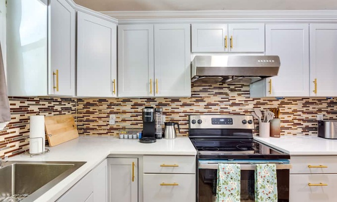 Alpharetta Cottage | Charming Alpharetta Home w/ Spacious Yard!