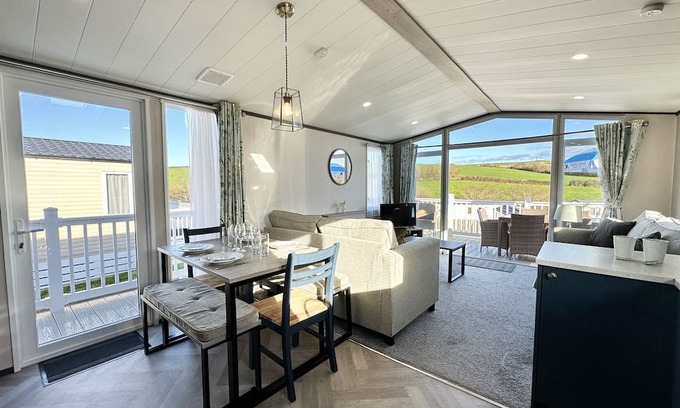 Newquay Ski Chalet | 14 Valley View is a gorgeous luxury 5 star lodge style caravan in Porth