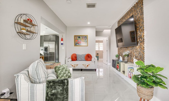 Edgewood Cottage | Family-Friendly Fort Lauderdale Home Near Beaches!