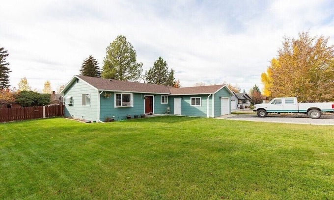 Sheridan House | Large Family Size Home Near Lakes, Rivers and Historical Attractions