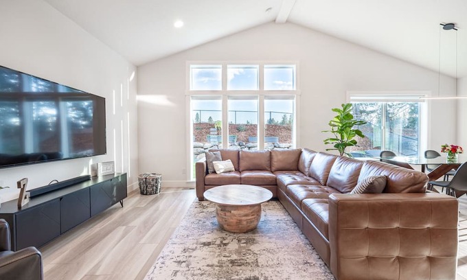 Latah Valley House | Beautiful Spacious Modern Home