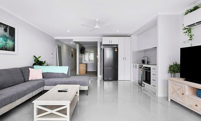 Urangan Apartment | A Gaze upon the Pier