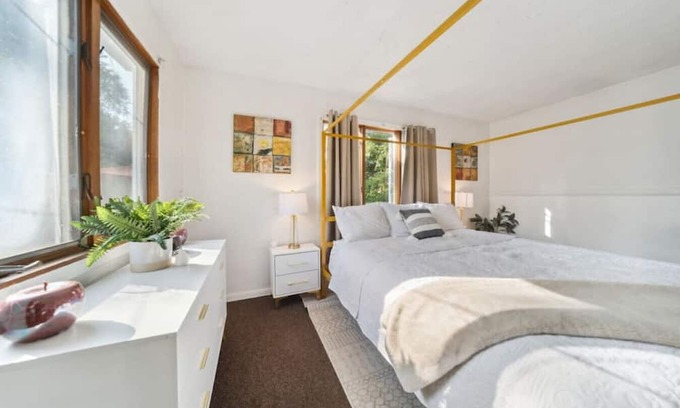 Euclid House | Serene 3 bedroom 1 bath house
