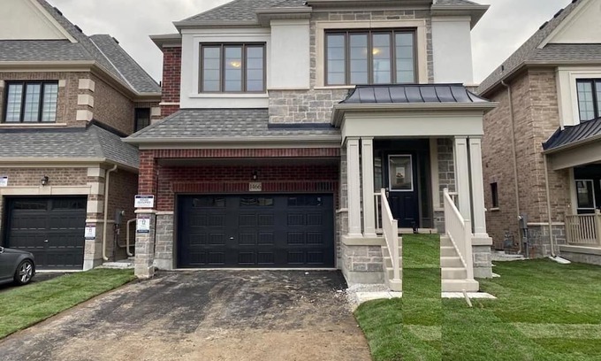 Halton Regional Municipality House | Stunning And Quiet Neighbourhood Home Away From Home With Ample Parking Spaces