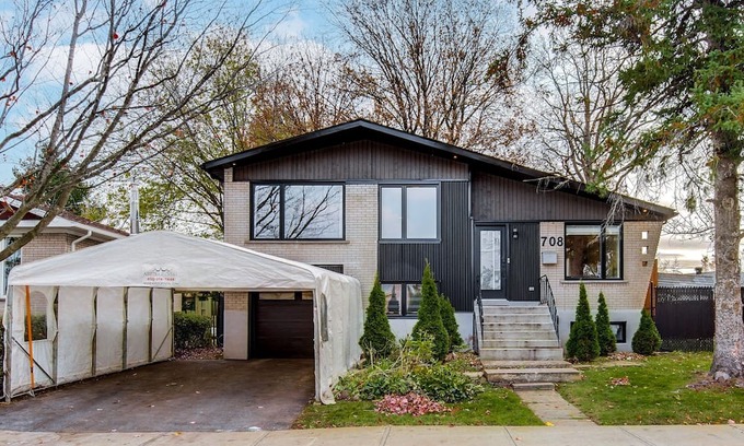 Longueuil House | Modern house 20 minutes from downtown