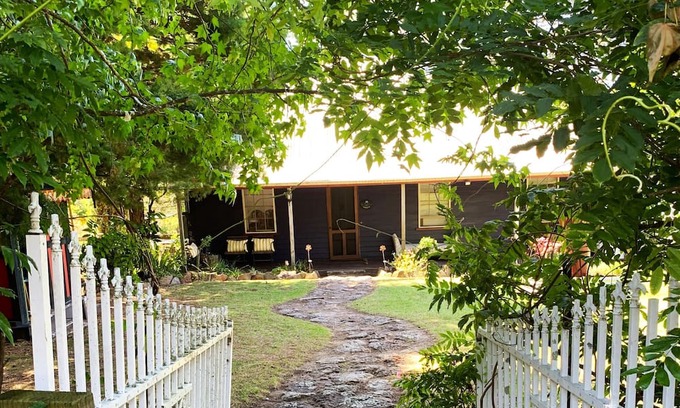 Tomerong House | Gracie’s Heritage Cottage - Family and Pet Friendly - Jervis Bay Area