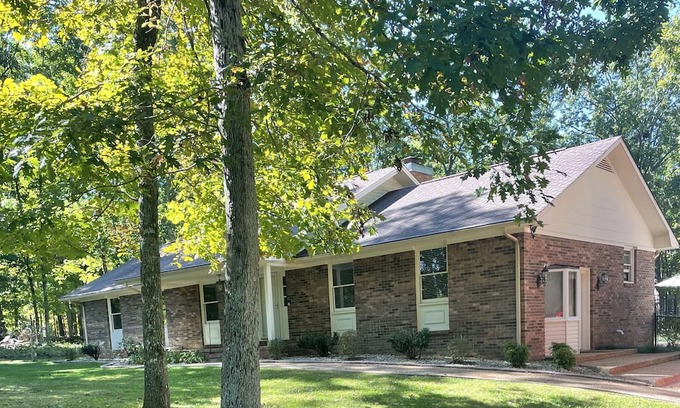 Crossville House | Cardinal House Swimming Pool open April 1 - August 30 Quite Neighborhood .