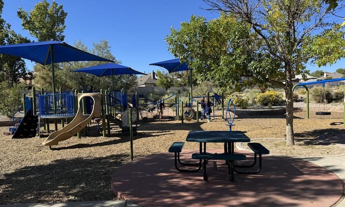 Paradise Hills Civic House | Paradise Hills Hideaway