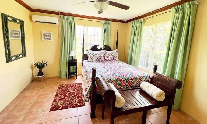 Nassau Apartment | Cozy Retreat with 3 Queen Beds