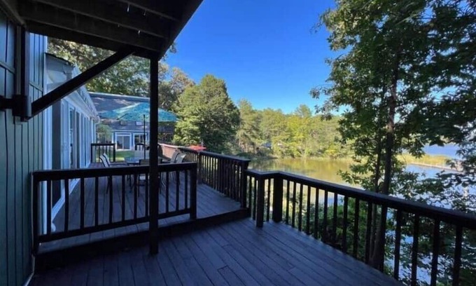 Mount Holly House | Newly Renovated Modern 2BR Waterfront Cottage with Dock