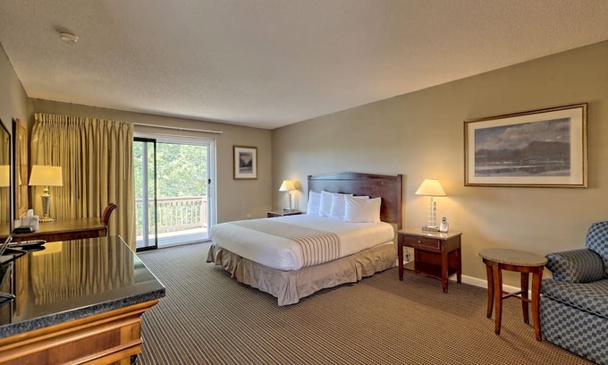 Clayton Condo | KW_406 King Bed Unit