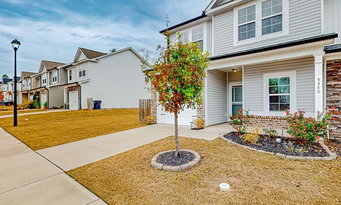 Grovetown House | Peaceful dog-friendly home with open layout, enclosed yard, high ceilings, & W/D