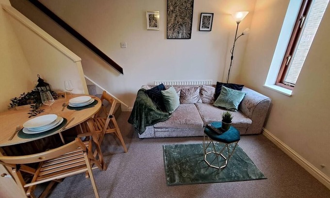 Walton House | Lovely 1-Bed House in Milton Keynes