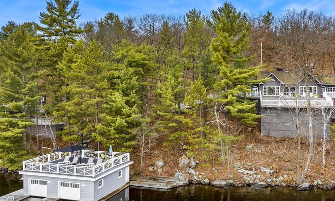 Muskoka Lakes Cottage | 5 bed 4 bath cottage on Lake Muskoka, Southwest exposure! 2 slip boathouse!
