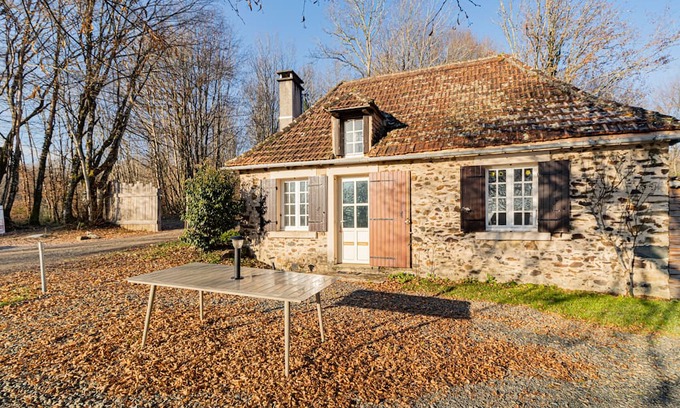 Savignac-Ledrier House | Holiday Home 'La Maisonnette D'antan' with Mountain View, Shared Garden and Wi-Fi