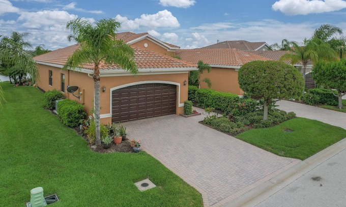 Arborwood Villa | Beautiful Villa 2 Bed 2 Bath and Den in the resort community of Marina Bay