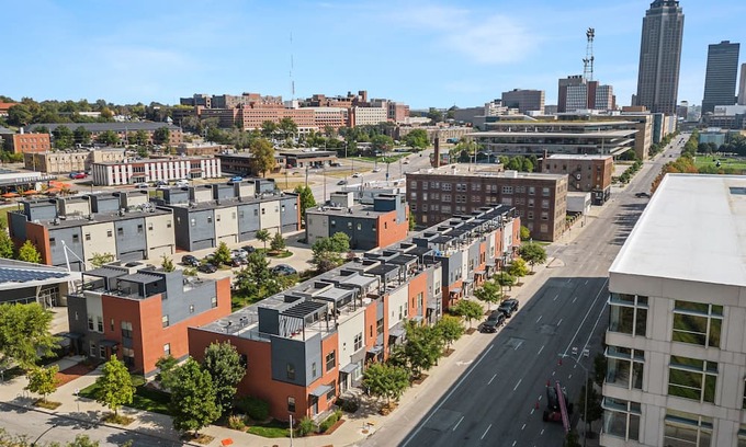 Downtown Des Moines House | Downtown Skyline Views in Modern Townhome with Rooftop Patios