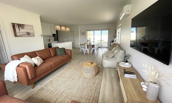 Waterhouse House | Brand new holiday home located in the Long Beach area