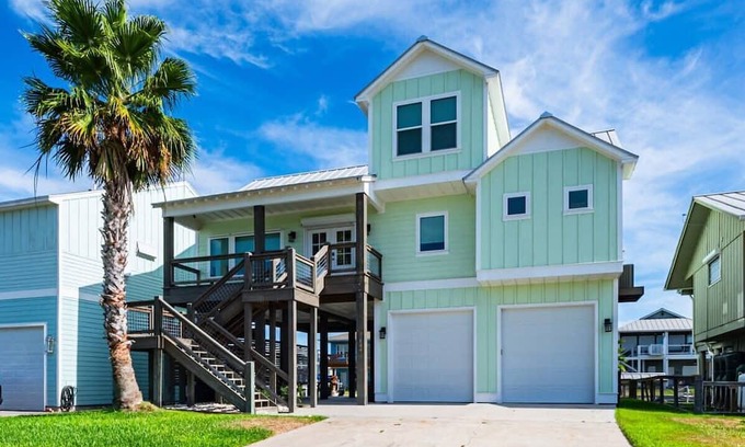 City-by-the Sea House | Driftwood Dream Summa