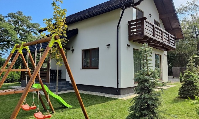 Bran Cottage | Mountain cottage, with garden and barbeque, near Bran Castle