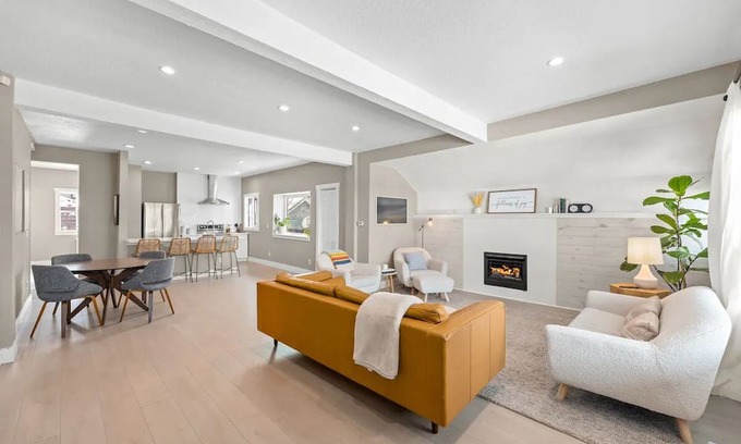 Manito House | Remodeled, historic South Hill Bungalow with Hot Tub! 5 min from downtown!