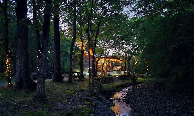 Caddo Gap Cabin | Lil' Rustic Retreat w/Hot Tub Near Little Missouri Falls and Caddo River