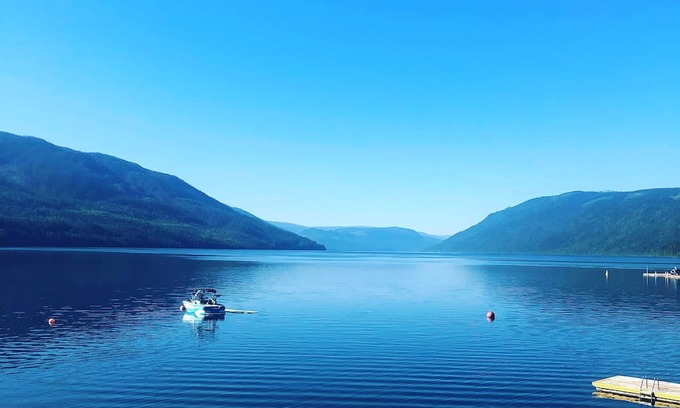 Ashton Creek Cabin | Mabel Lake Lakefront Summer cabin & bunk house with beach, dock and large deck