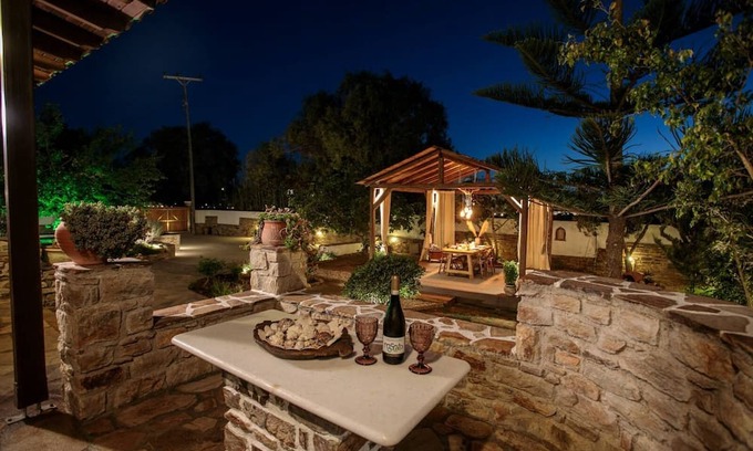 Naxos Town Villa | Naxos Chora Villa 'Vaporias' with amazing garden
